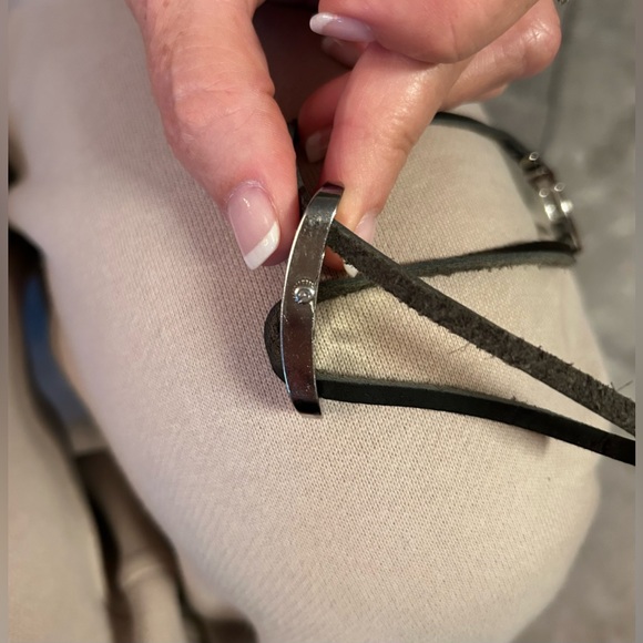 GUCCI 6100L Wrap Around Watch - Picture 7 of 8